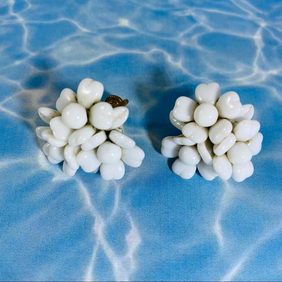Vintage 1960’s white flower cluster bead screw earrings - Picture 3 of 3